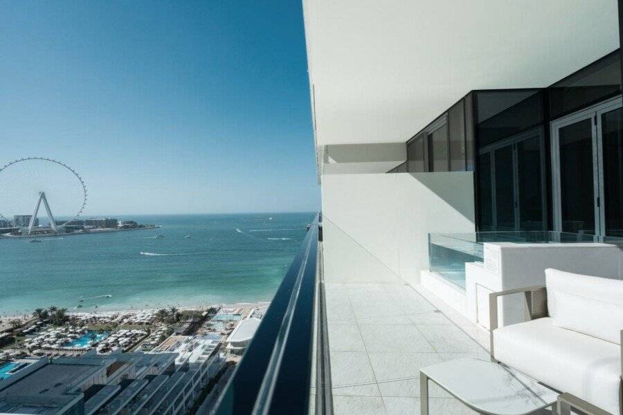 Five Luxe ocean view, balcony