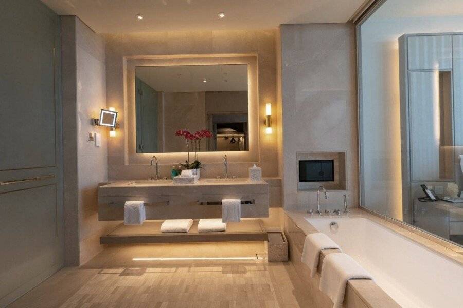 Five Luxe bathtub