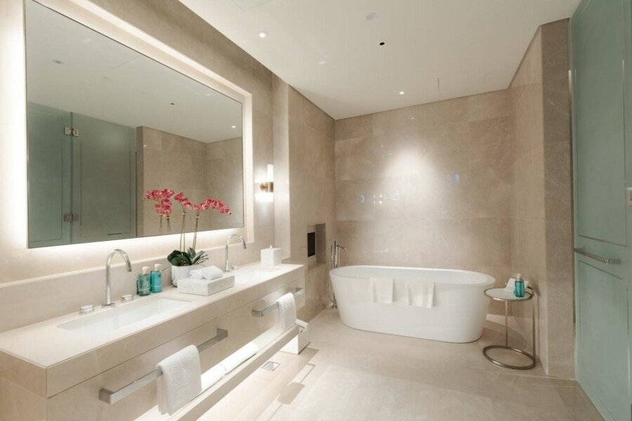 Five Luxe bathtub,spa,