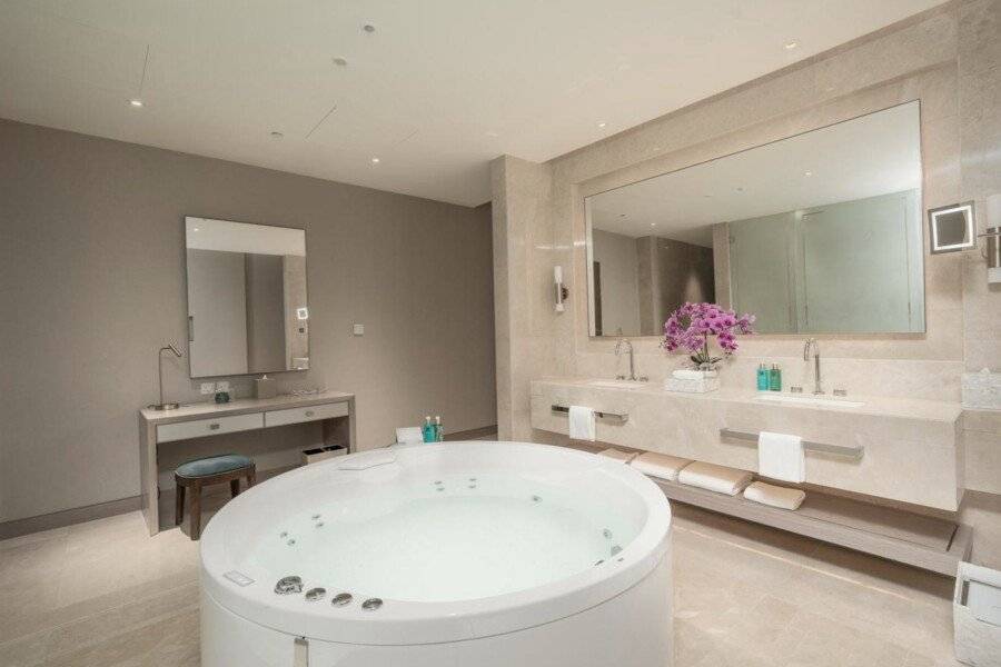 Five Luxe bathtub,jacuzzi