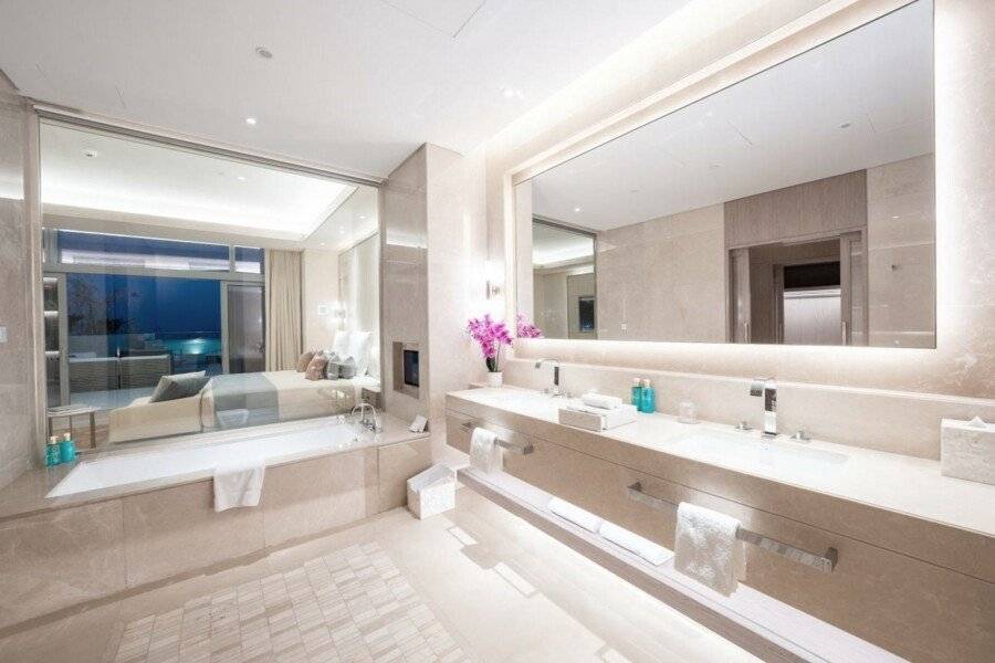 Five Luxe bathtub