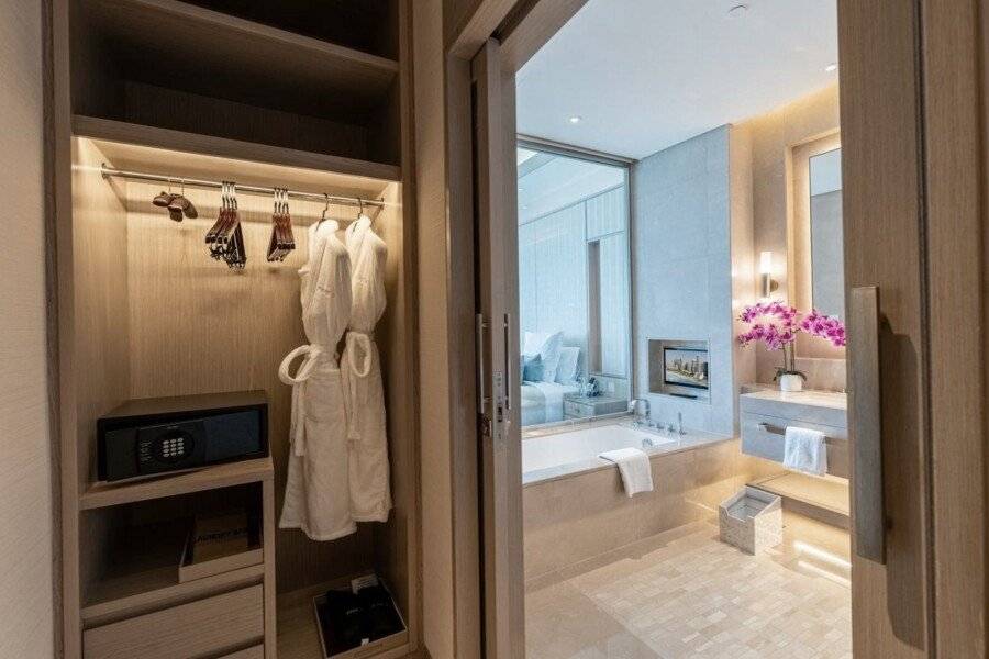 Five Luxe hotel bedroom,bathtub