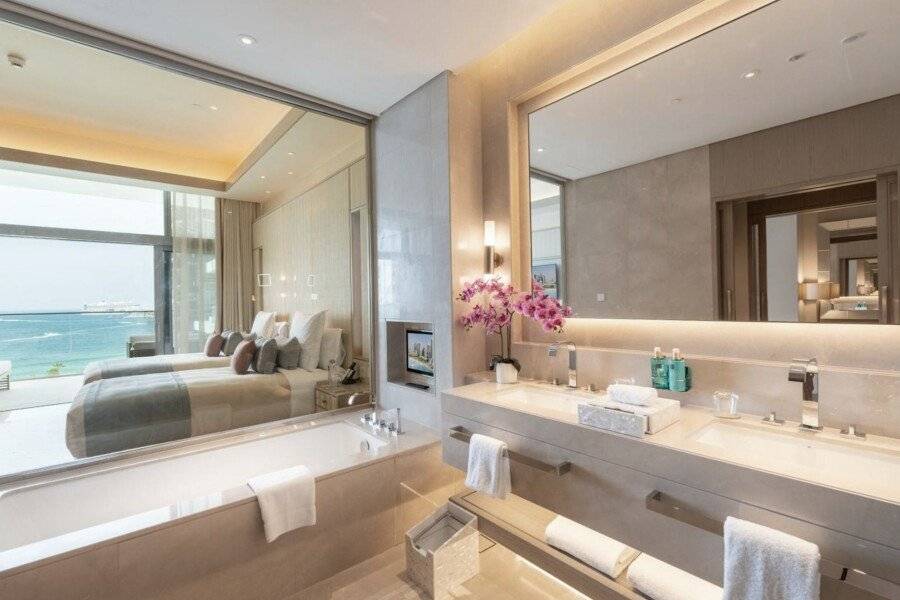 Five Luxe hotel bedroom,ocean view,bathtub