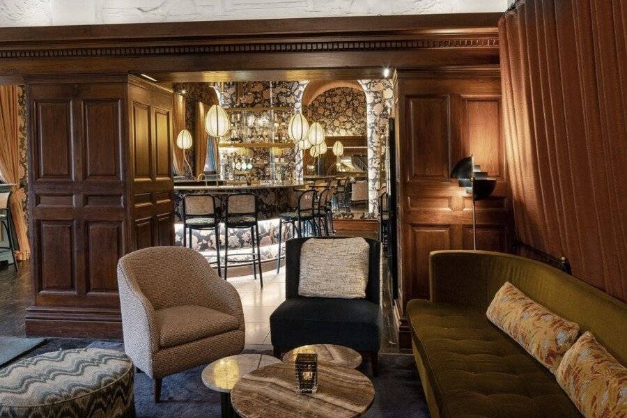 Ascot Hotel lounge