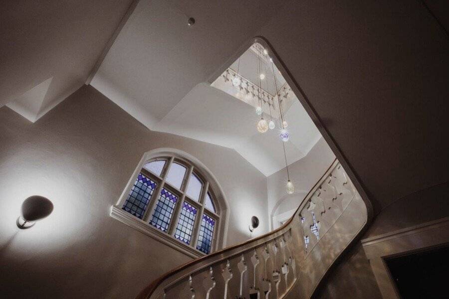 Ascot Hotel 