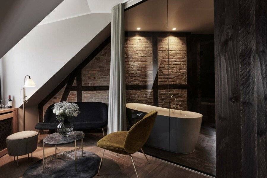 Ascot Hotel bathtub,lounge