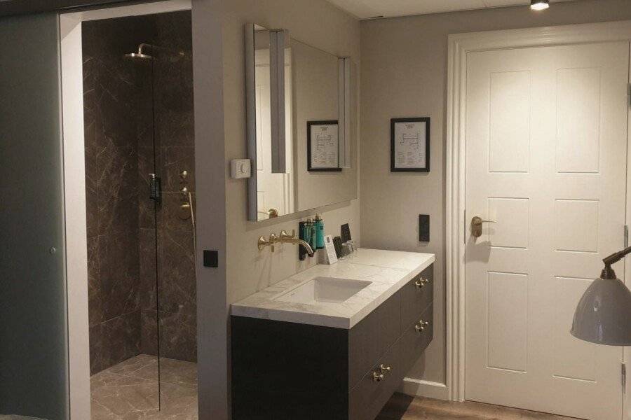 Ascot Hotel hotel bedroom,bathtub