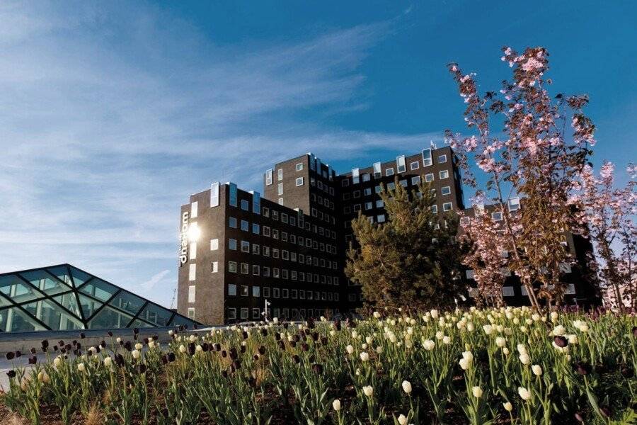 Wakeup Copenhagen - Carsten Niebuhrs Gade facade,garden