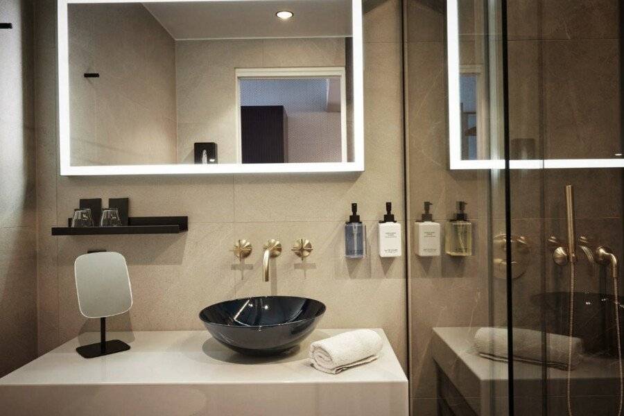 WIDE Hotel bathtub