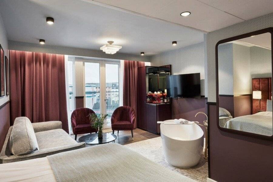 WIDE Hotel hotel bedroom,bathtub