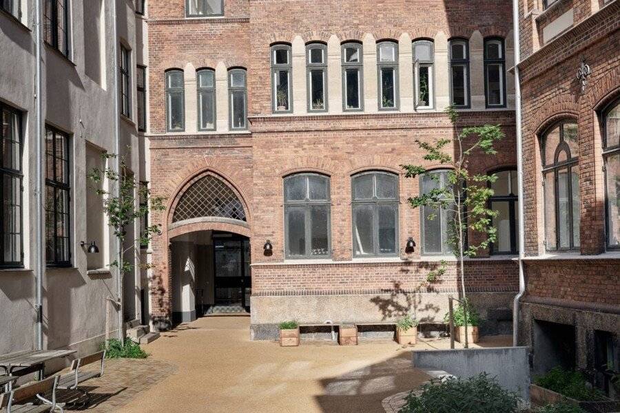 Apēron Apartment Hotel facade,garden