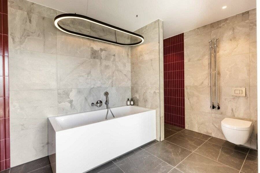 NH Collection bathtub