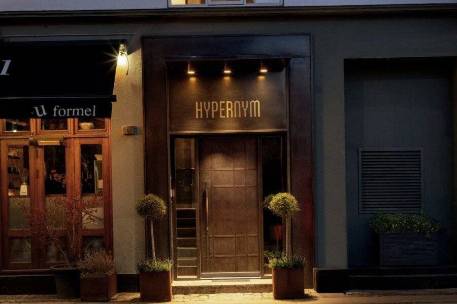 Hypernym Hotel & Suites 