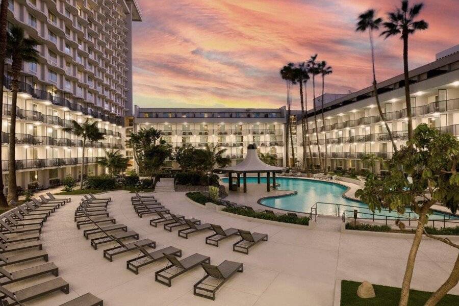 Los Angeles Airport Marriott facade,outdoor pool