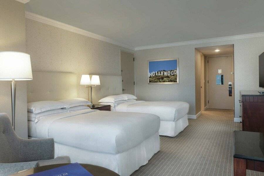 Hilton-Universal City hotel bedroom