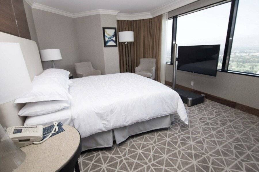 Hilton-Universal City hotel bedroom