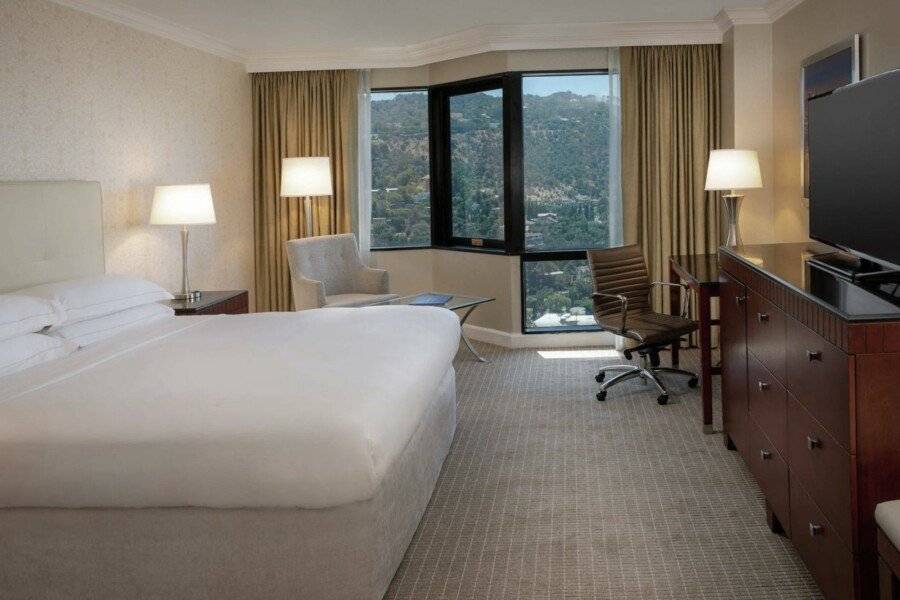 Hilton-Universal City hotel bedroom