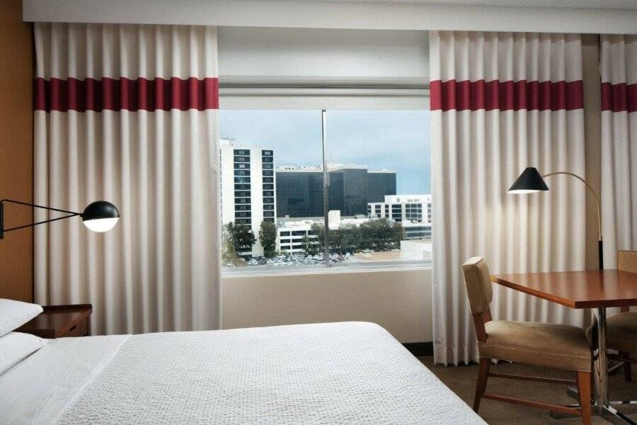 Four Points by Sheraton International Airport hotel bedroom