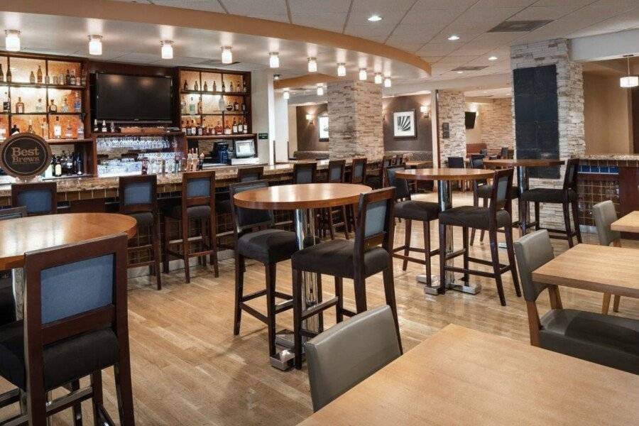 Four Points by Sheraton International Airport restaurant, bar