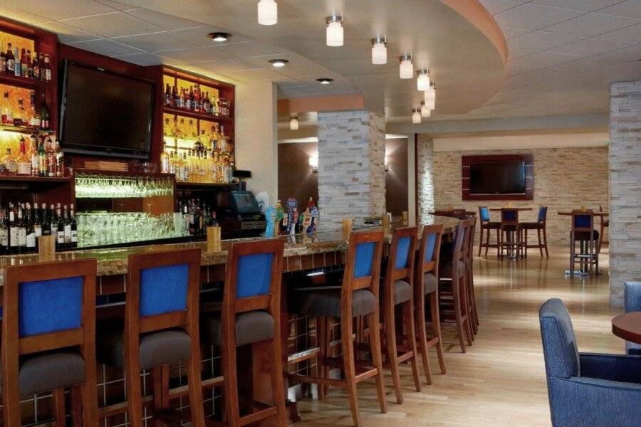 Four Points by Sheraton International Airport bar