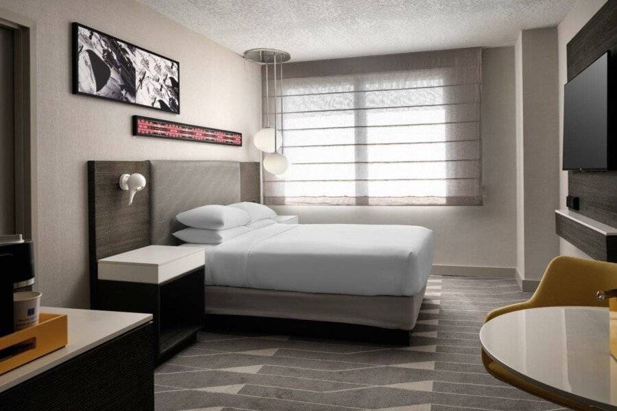 Hyatt Regency International Airport hotel bedroom