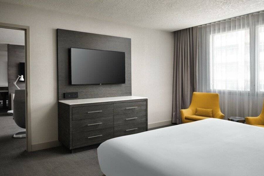 Hyatt Regency International Airport hotel bedroom