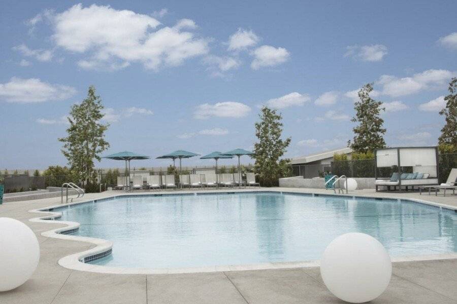 Hyatt Regency International Airport outdoor pool