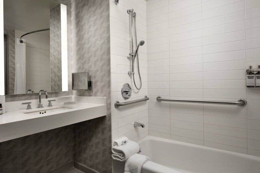 Hyatt Regency International Airport bathtub