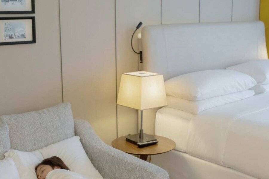 Sheraton Universal hotel bedroom