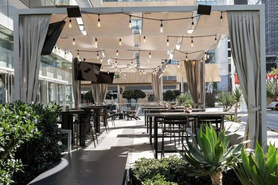 JW Marriott L.A. LIVE restaurant, bar, garden