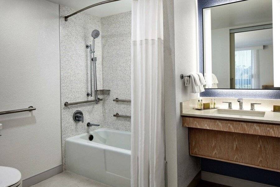 Hotel MDR Marina del Rey- a DoubleTree by Hilton bathtub