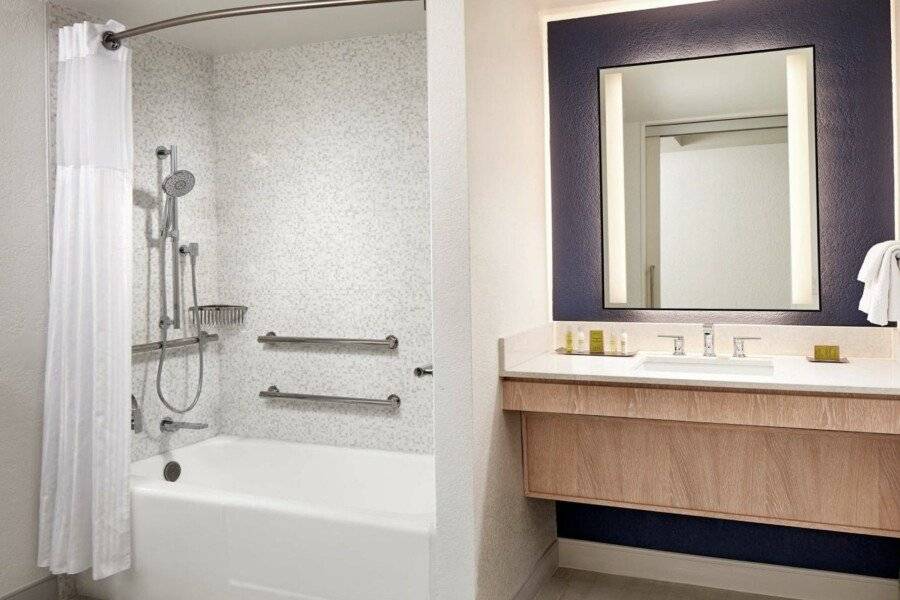 Hotel MDR Marina del Rey- a DoubleTree by Hilton bathtub