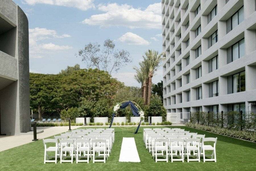 Hilton-Culver City, CA , hotel facade, garden