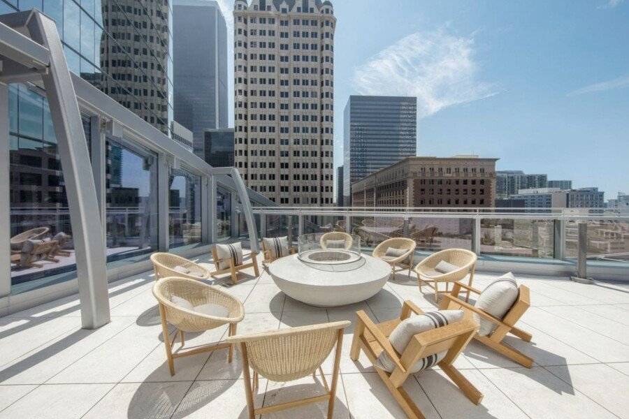 InterContinental - Downtown by IHG rooftop pool, balcony