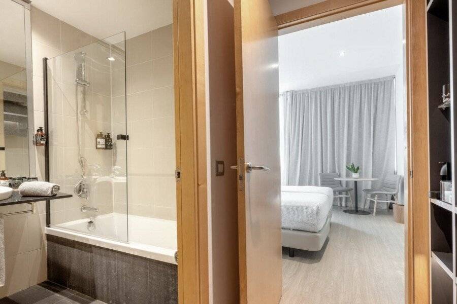 INNSiDE by Meliá Barcelona Aeropuerto hotel bedroom,bathtub