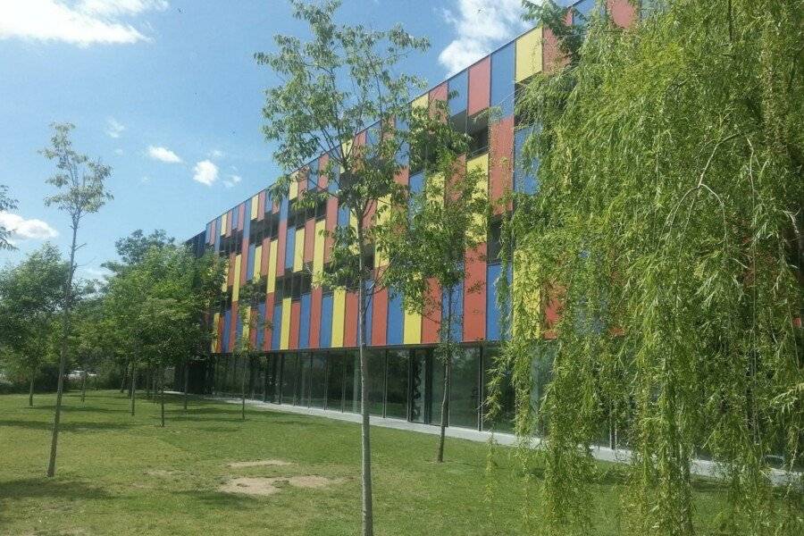 Centre Esplai Albergue facade,garden