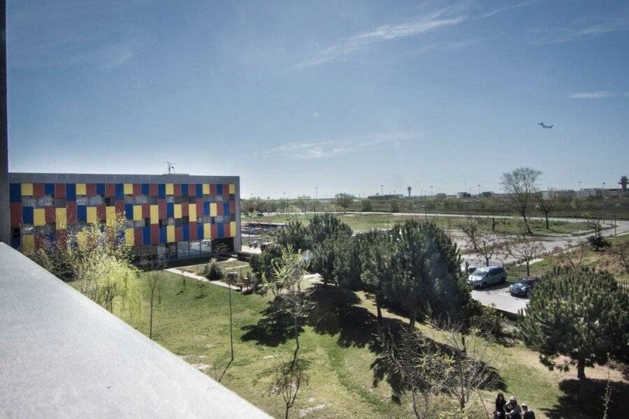 Centre Esplai Albergue facade,garden