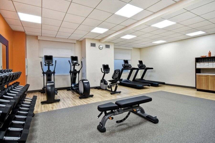 Hampton Inn NY-JFK fitness centre