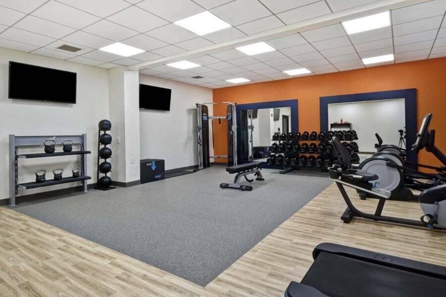 Hampton Inn NY-JFK fitness centre