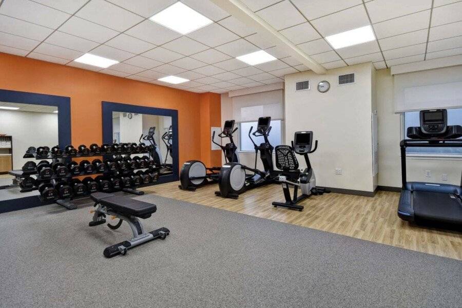 Hampton Inn NY-JFK fitness centre