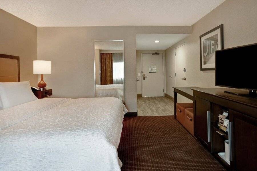 Hampton Inn NY-JFK hotel bedroom