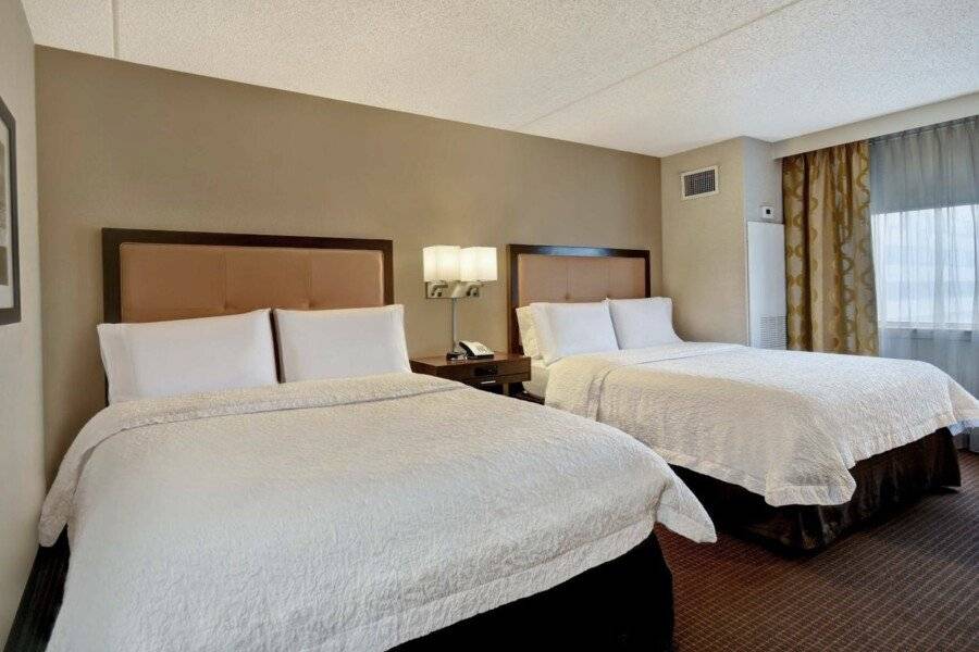 Hampton Inn NY-JFK hotel bedroom