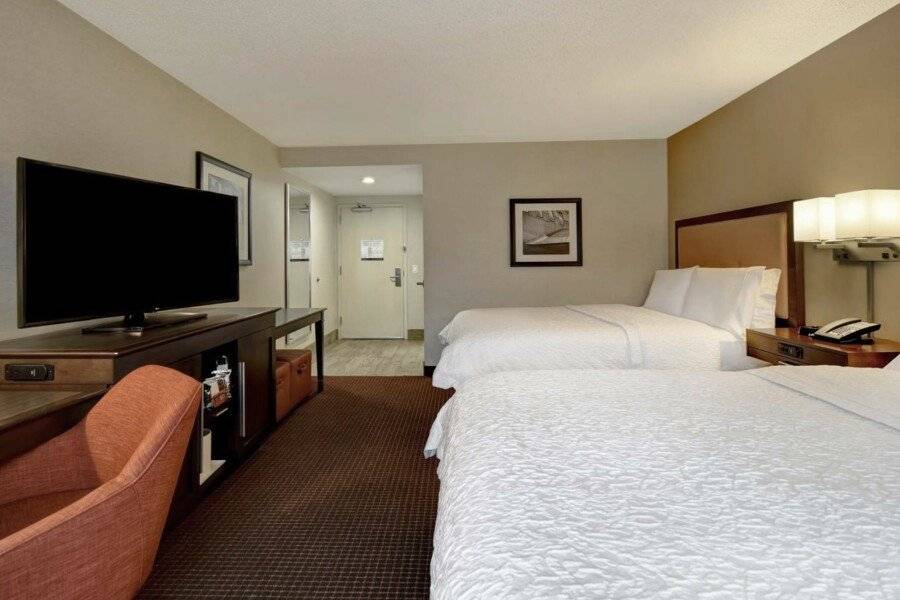 Hampton Inn NY-JFK hotel bedroom