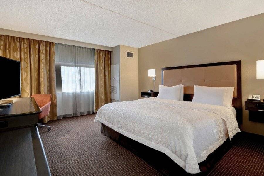 Hampton Inn NY-JFK hotel bedroom