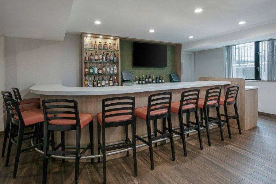 Fairfield Inn by Marriott JFK Airport bar