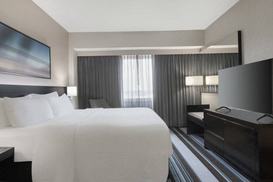 Courtyard by Marriott New York JFK Airport hotel bedroom