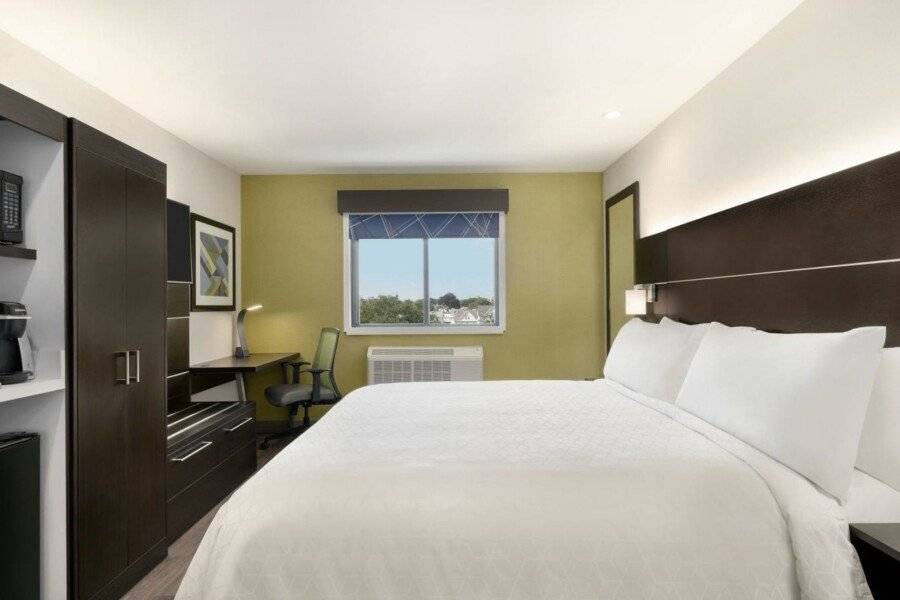 Holiday Inn Express - Jamaica - JFK AirTrain - NYC, an IHG Hotel hotel bedroom