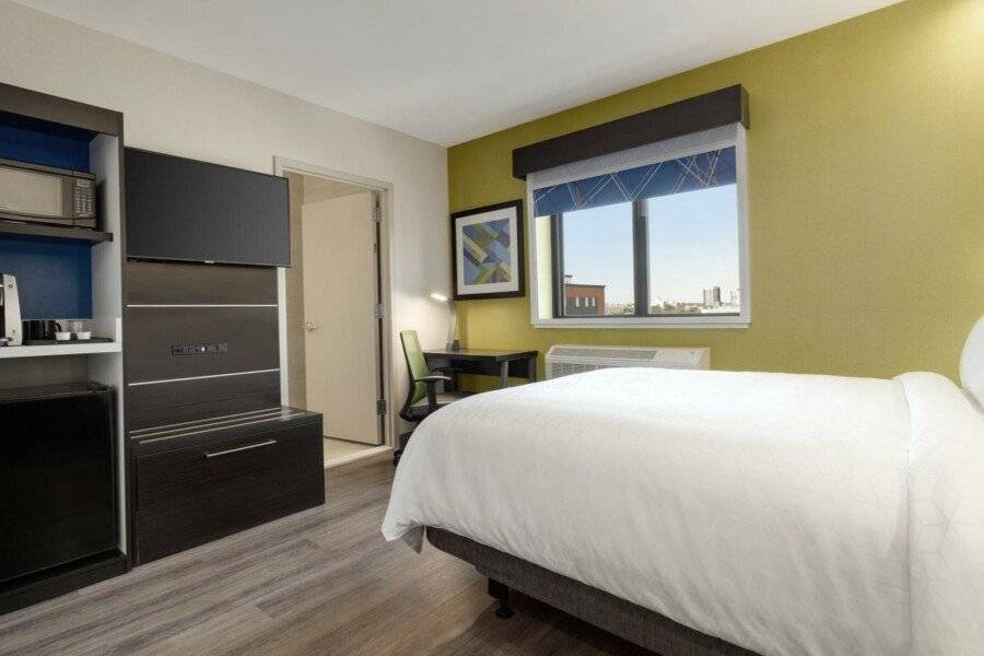 Holiday Inn Express - Jamaica - JFK AirTrain - NYC, an IHG Hotel hotel bedroom