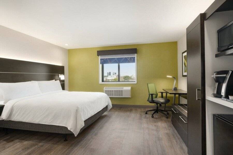 Holiday Inn Express - Jamaica - JFK AirTrain - NYC, an IHG Hotel hotel bedroom