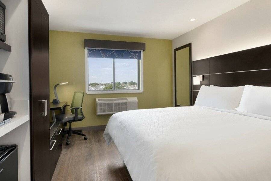 Holiday Inn Express - Jamaica - JFK AirTrain - NYC, an IHG Hotel hotel bedroom